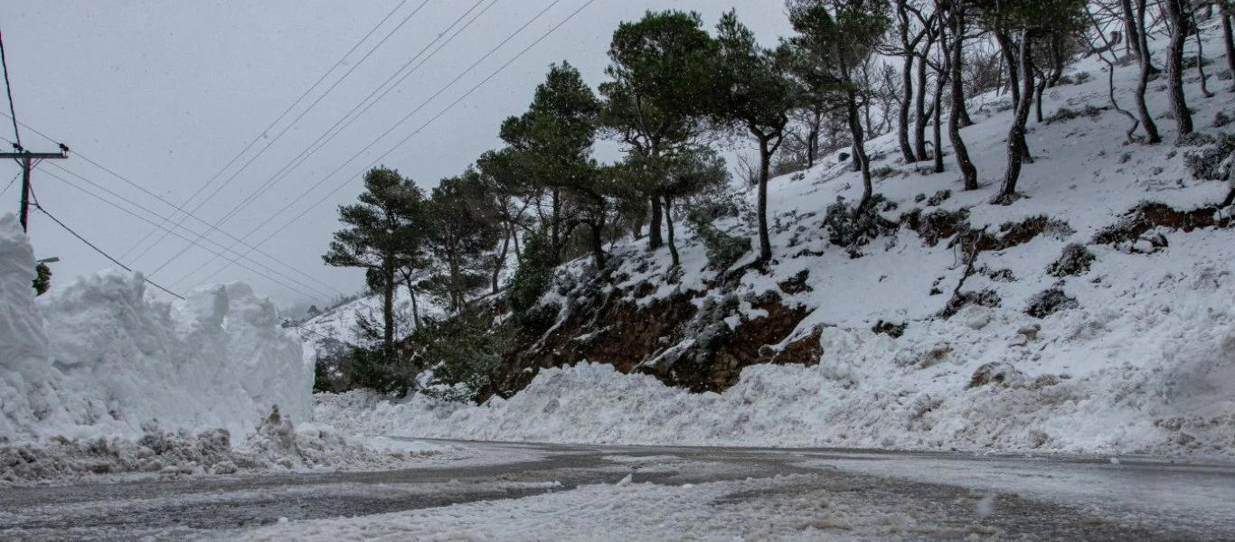 Εύβοια: Στο σκοτάδι και στο κρύο 28 κάτοικοι στο χωριό Σέττα - Αποκλεισμένοι σε 2,5 μέτρα χιόνι